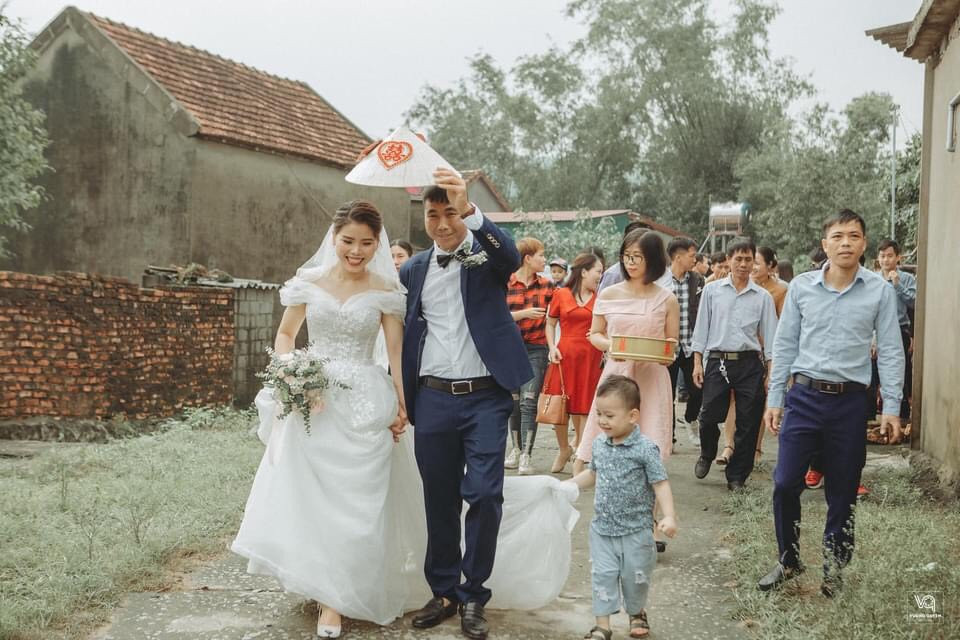 Thích thú ảnh cưới vượt lũ nhưng... vẫn vui của cặp đôi ở Hà Tĩnh - 1