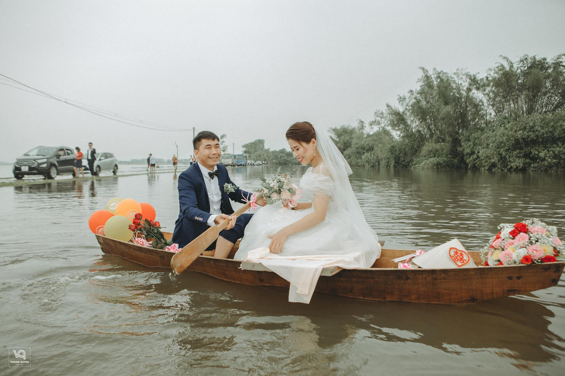 Thích thú ảnh cưới vượt lũ nhưng... vẫn vui của cặp đôi ở Hà Tĩnh - 3