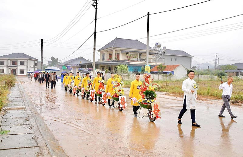 Đám hỏi ở Thái Nguyên gây chú ý vì dàn siêu xe cút kít chở tráp lễ - 1