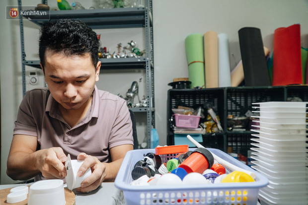 Chàng trai Hà Nội sáng tạo cả kho đồ chơi từ rác thải: Mình làm không xuể, vì lượng rác quá nhiều - Ảnh 21.