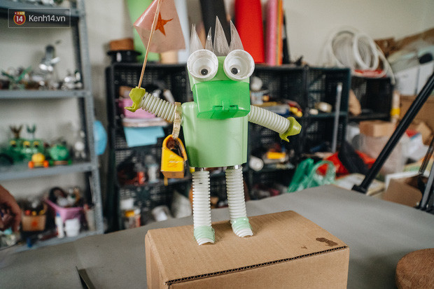 Chàng trai Hà Nội sáng tạo cả kho đồ chơi từ rác thải: Mình làm không xuể, vì lượng rác quá nhiều - Ảnh 8.