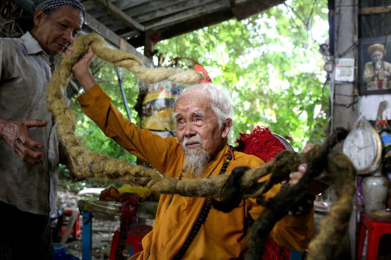 Cụ ông người Việt tóc dài 5 mét là một trong những điều kỳ lạ nhất năm 2020 - 21