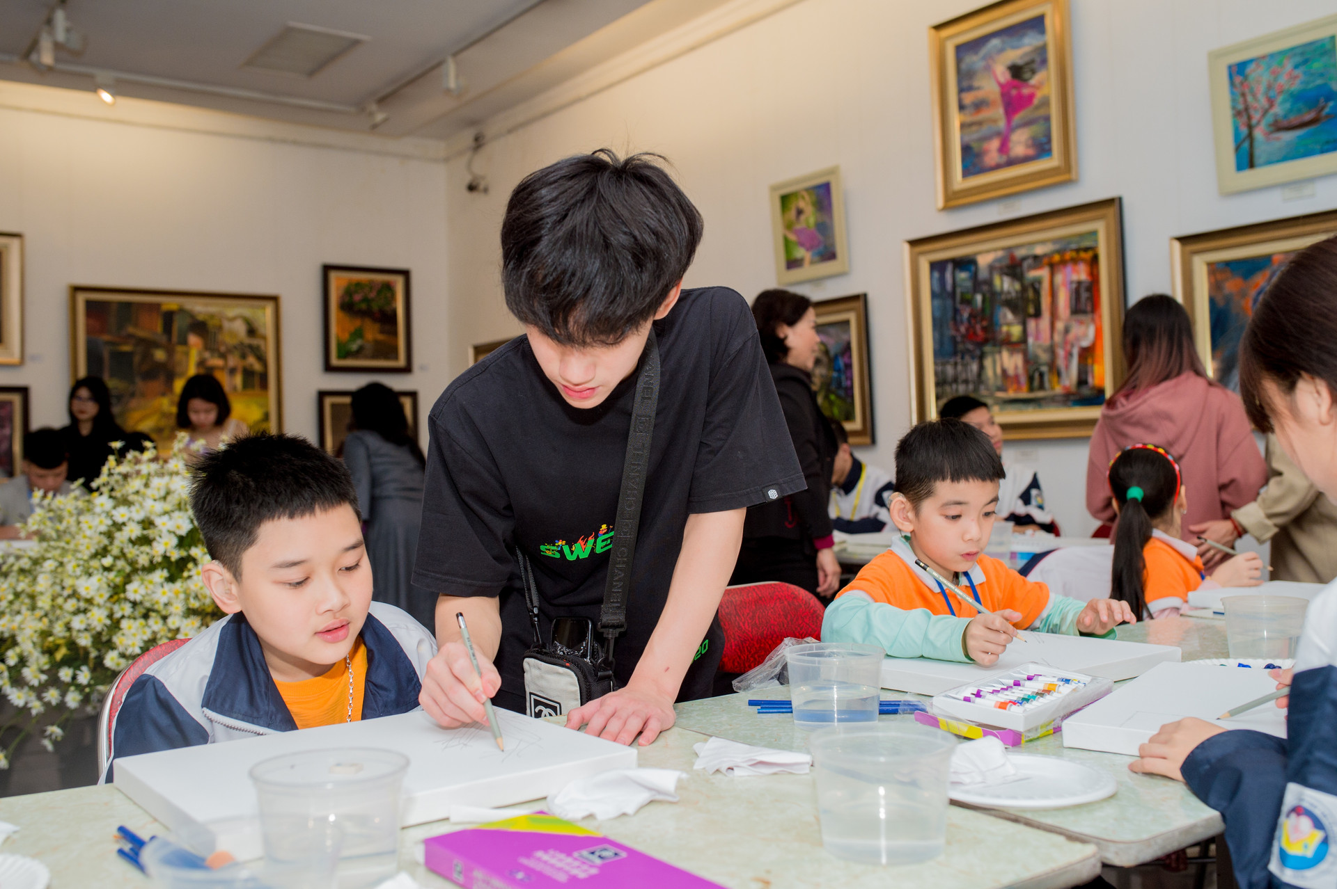 4 họa sĩ nhí và lớp dạy vẽ đặc biệt cho trẻ câm điếc - 2