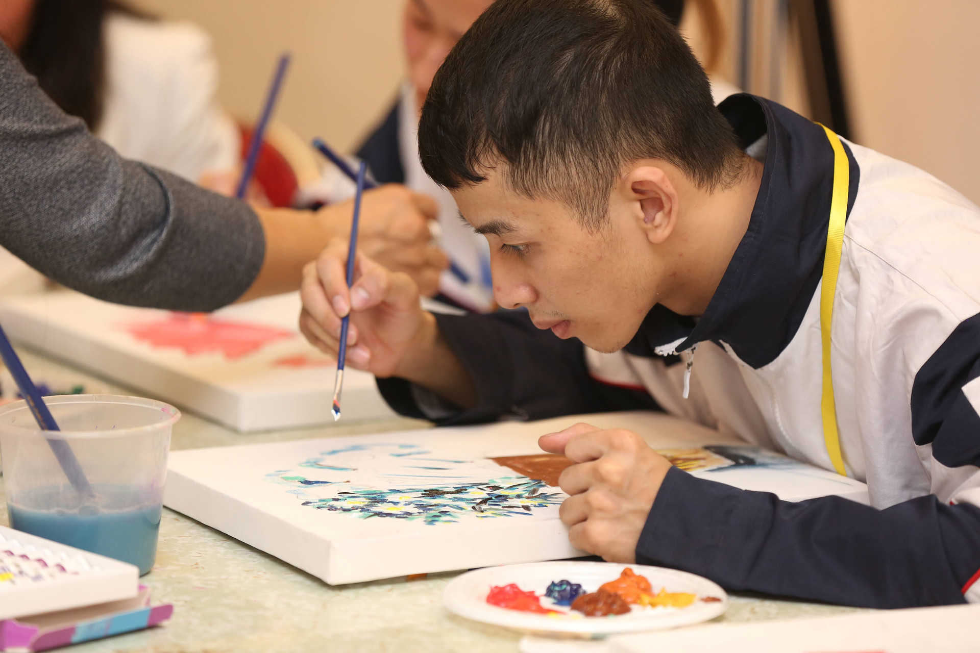 4 họa sĩ nhí và lớp dạy vẽ đặc biệt cho trẻ câm điếc - 5