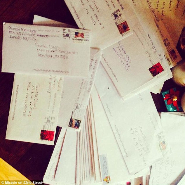 Làm gì khi hàng ngàn bức thư gửi cho ông già Noel lại gửi tới... nhà bạn? - 2