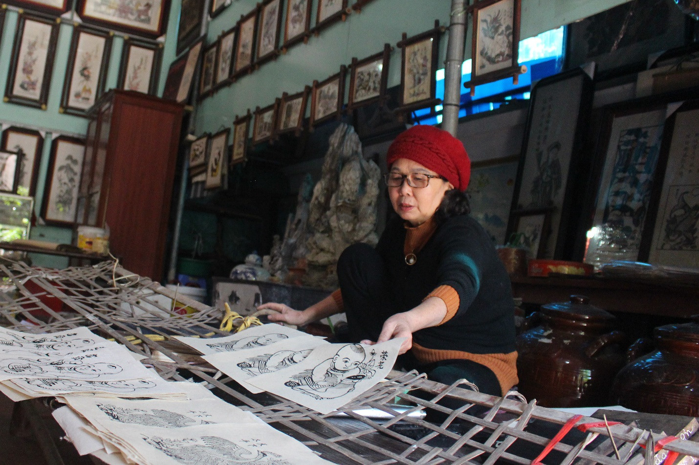 Nữ nghệ nhân dành gần nửa thế kỷ giữ hồn tranh dân gian Đông Hồ - 7