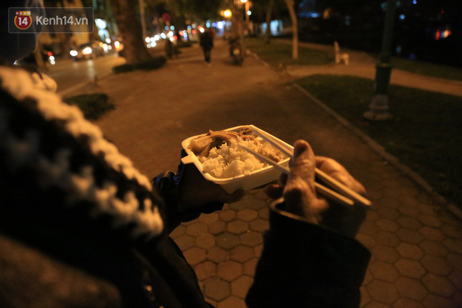Cảm động những suất cơm 0 đồng trao tặng người vô gia cư giữa đêm đông giá rét ở Hà Nội - Ảnh 11.