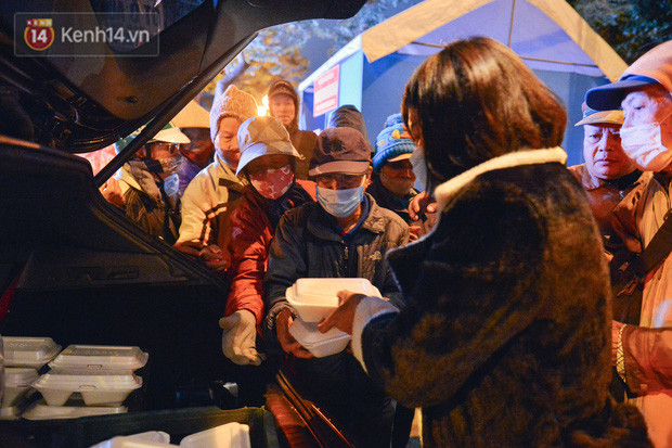 Cảm động những suất cơm 0 đồng trao tặng người vô gia cư giữa đêm đông giá rét ở Hà Nội - Ảnh 3.