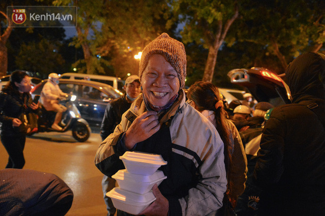 Cảm động những suất cơm 0 đồng trao tặng người vô gia cư giữa đêm đông giá rét ở Hà Nội - Ảnh 5.