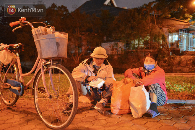 Cảm động những suất cơm 0 đồng trao tặng người vô gia cư giữa đêm đông giá rét ở Hà Nội - Ảnh 7.