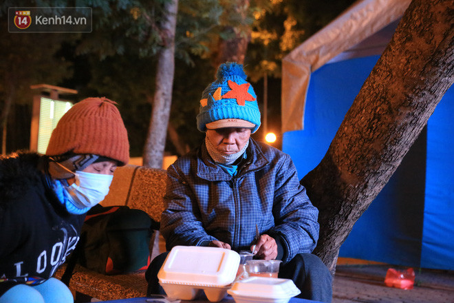 Cảm động những suất cơm 0 đồng trao tặng người vô gia cư giữa đêm đông giá rét ở Hà Nội - Ảnh 9.