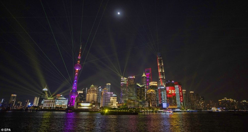Khu vực đài phun nước Bund của tháp Pearl trong màn trình diễn mừng năm mới 2021 ở Thượng Hải, Trung Quốc.