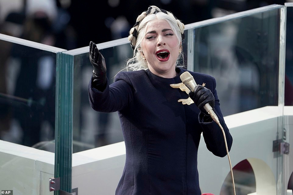 Phục trang của Lady Gaga khi biểu diễn tại lễ nhậm chức Tổng thống Mỹ - 3