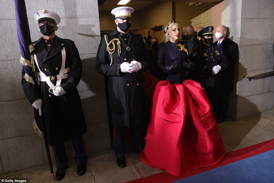 Phục trang của Lady Gaga khi biểu diễn tại lễ nhậm chức Tổng thống Mỹ - 4
