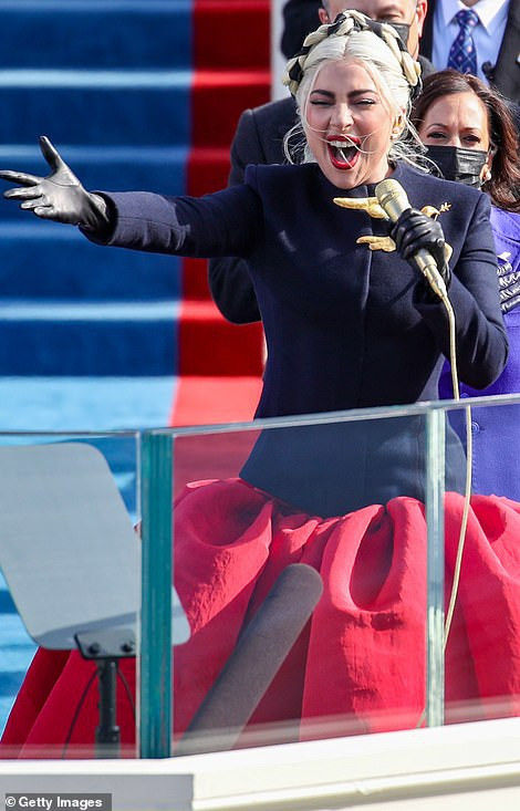 Phục trang của Lady Gaga khi biểu diễn tại lễ nhậm chức Tổng thống Mỹ - 1