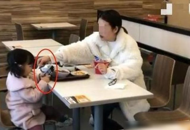  Hai mẹ con ngồi ăn ở khu dịch vụ, người qua đường chụp ảnh tung lên mạng, dân tình đồng loạt bày tỏ: Quá lo lắng cho tương lai của đứa trẻ  - Ảnh 2.