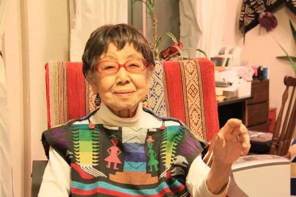 Vẫn làm việc ở tuổi 71, thất tình tuổi 96, đạt kỳ tích tuổi 100, bí quyết sống thọ của cụ bà này không phải từ thực phẩm hay việc tập luyện  - Ảnh 1.