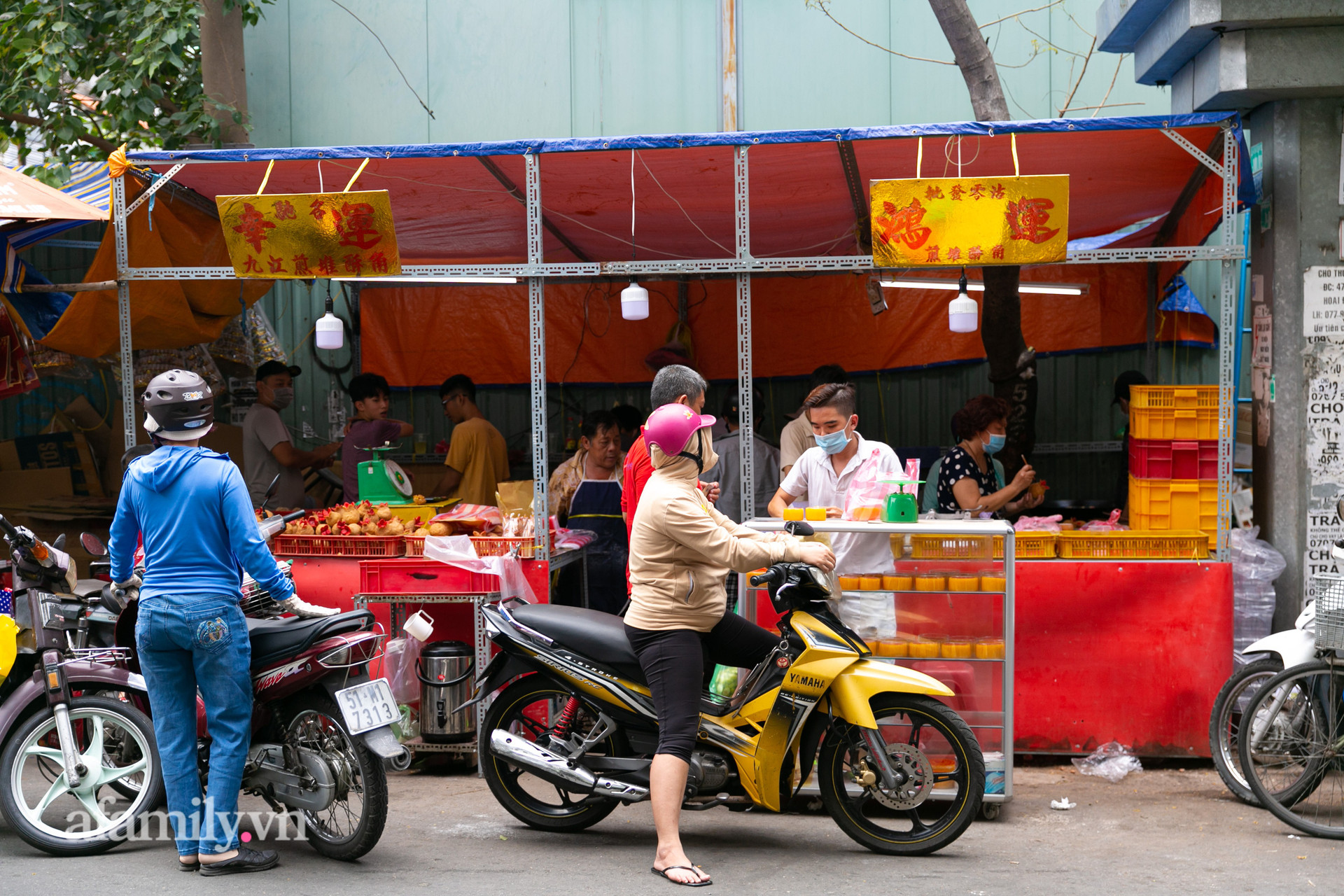 Độc đáo bánh lựu cầu duyên truyền thống của người Hoa ở Sài Gòn: Chỉ bán duy nhất một lần trong năm, 4 người phụ làm hơn 1.000 cái mà bán sạch trong 1 tiếng - Ảnh 1.