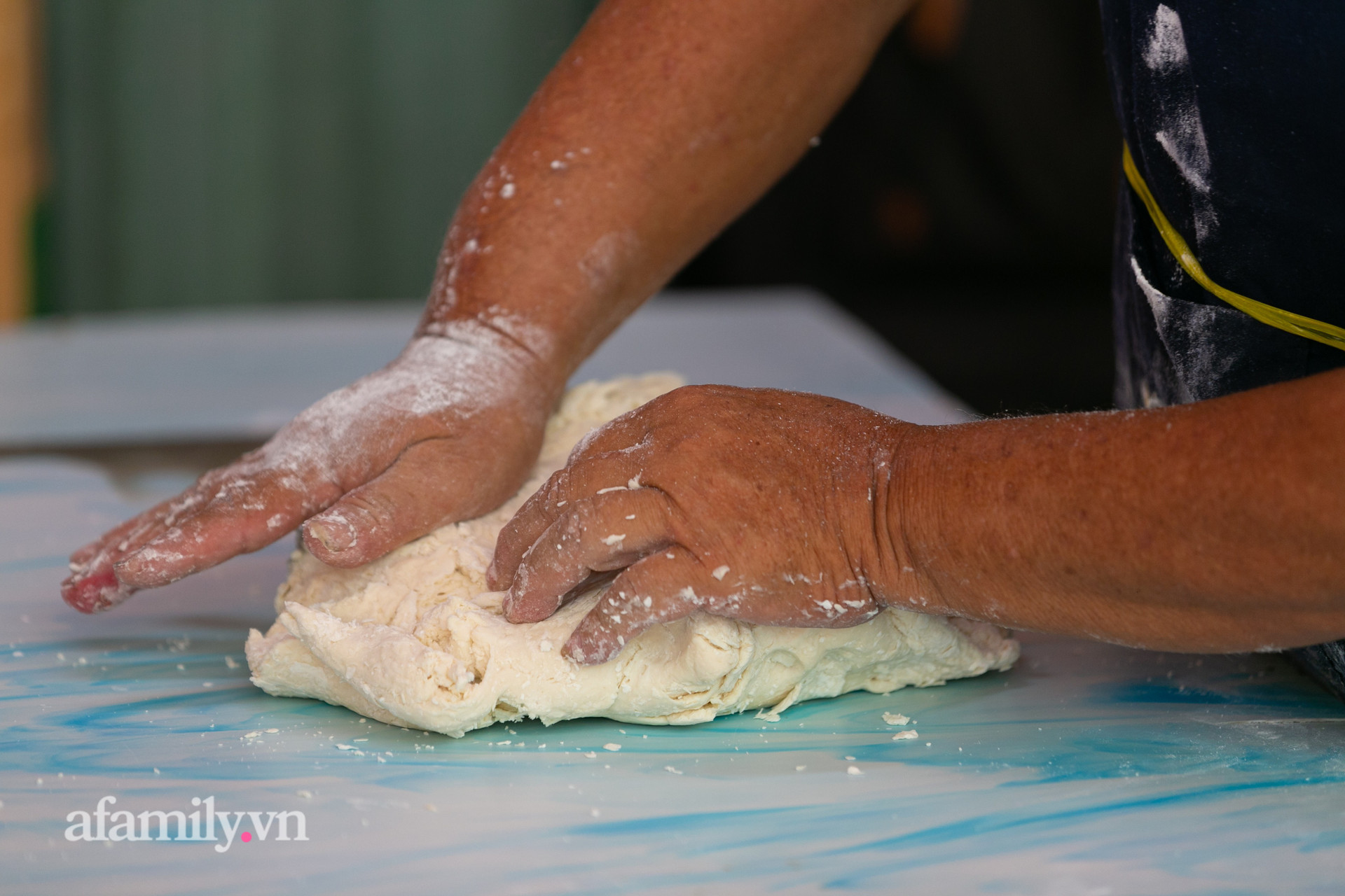 Độc đáo bánh lựu cầu duyên truyền thống của người Hoa ở Sài Gòn: Chỉ bán duy nhất một lần trong năm, 4 người phụ làm hơn 1.000 cái mà bán sạch trong 1 tiếng - Ảnh 2.