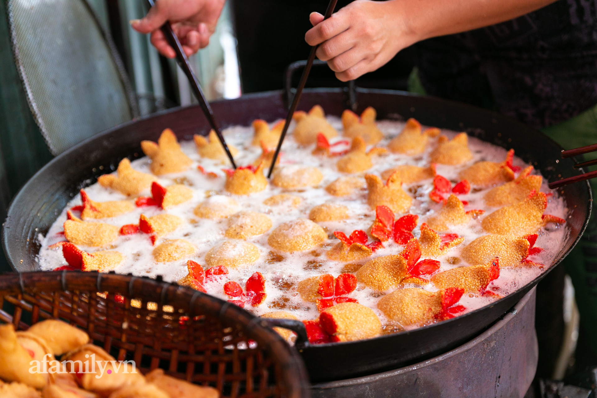 Độc đáo bánh lựu cầu duyên truyền thống của người Hoa ở Sài Gòn: Chỉ bán duy nhất một lần trong năm, 4 người phụ làm hơn 1.000 cái mà bán sạch trong 1 tiếng - Ảnh 13.