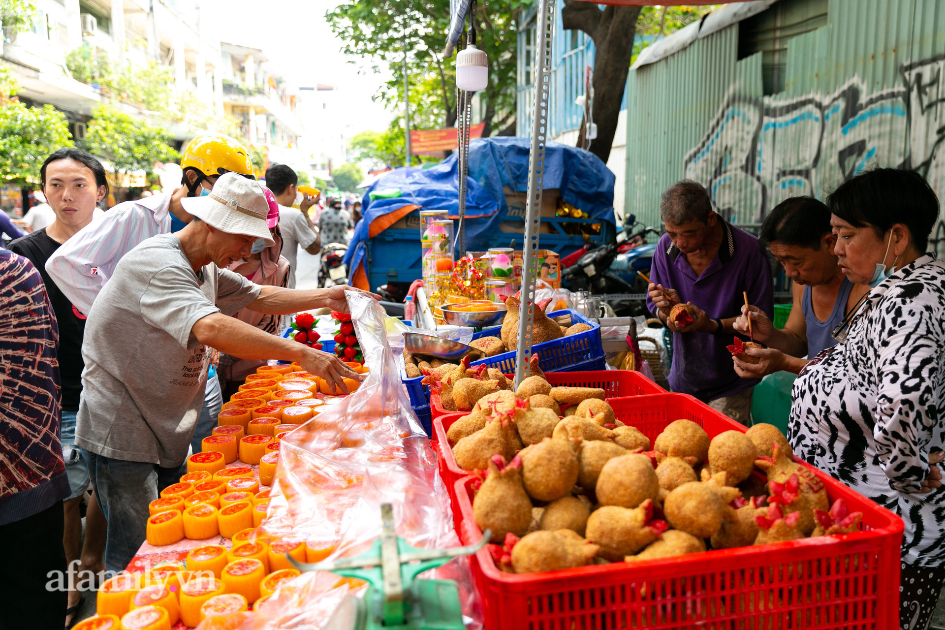 Độc đáo bánh lựu cầu duyên truyền thống của người Hoa ở Sài Gòn: Chỉ bán duy nhất một lần trong năm, 4 người phụ làm hơn 1.000 cái mà bán sạch trong 1 tiếng - Ảnh 27.