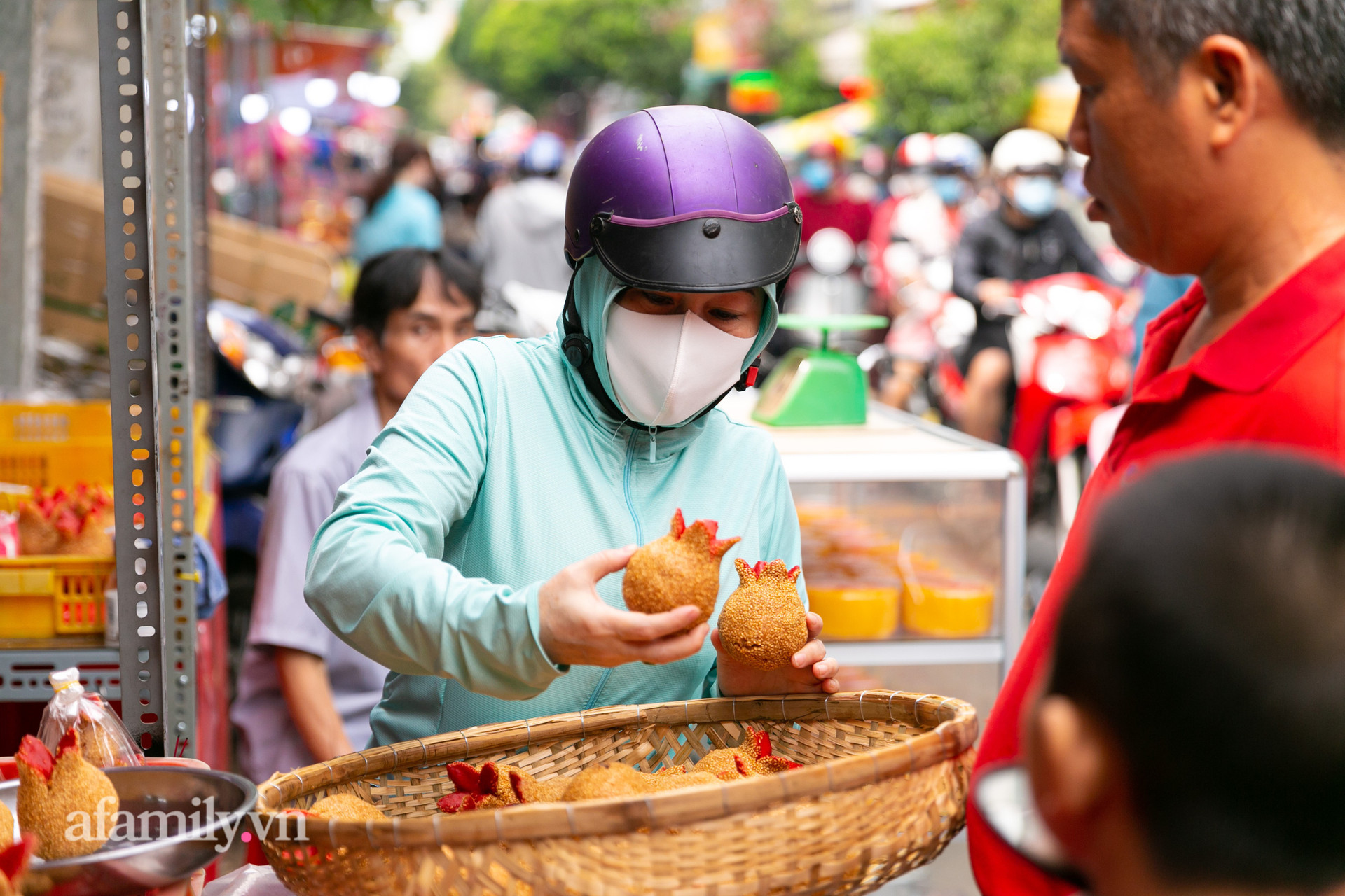 Độc đáo bánh lựu cầu duyên truyền thống của người Hoa ở Sài Gòn: Chỉ bán duy nhất một lần trong năm, 4 người phụ làm hơn 1.000 cái mà bán sạch trong 1 tiếng - Ảnh 28.