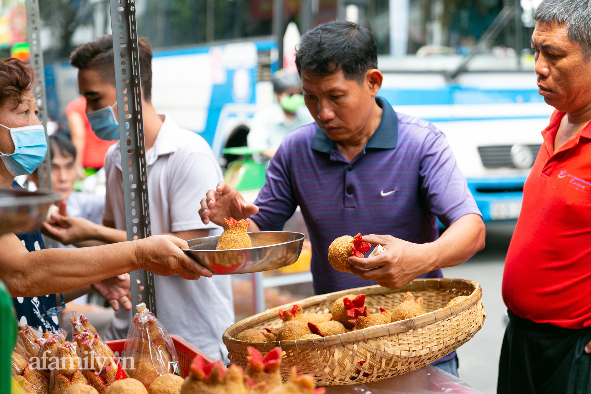 Độc đáo bánh lựu cầu duyên truyền thống của người Hoa ở Sài Gòn: Chỉ bán duy nhất một lần trong năm, 4 người phụ làm hơn 1.000 cái mà bán sạch trong 1 tiếng - Ảnh 29.