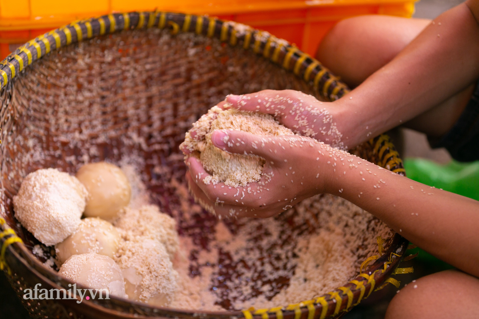 Độc đáo bánh lựu cầu duyên truyền thống của người Hoa ở Sài Gòn: Chỉ bán duy nhất một lần trong năm, 4 người phụ làm hơn 1.000 cái mà bán sạch trong 1 tiếng - Ảnh 4.