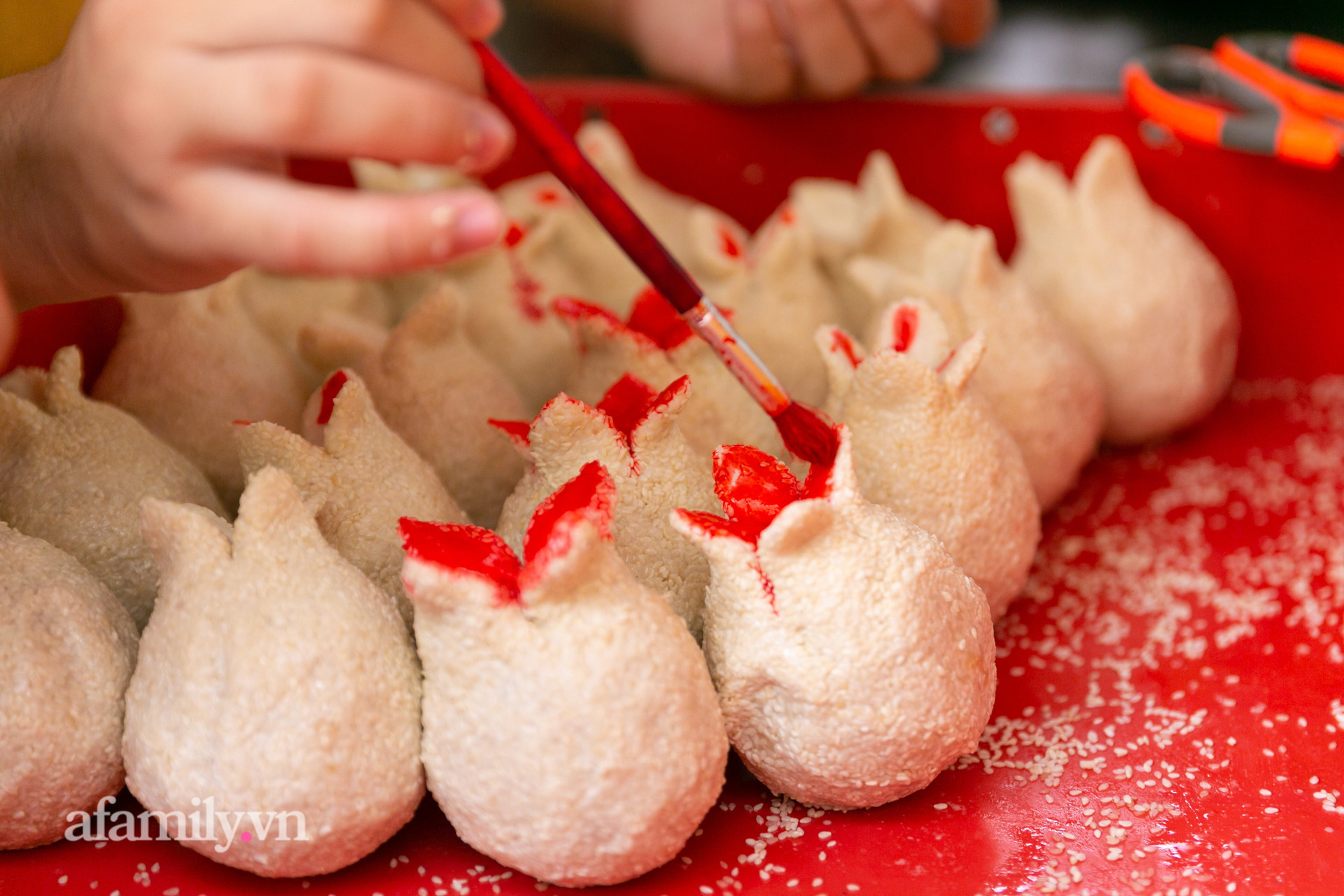 Độc đáo bánh lựu cầu duyên truyền thống của người Hoa ở Sài Gòn: Chỉ bán duy nhất một lần trong năm, 4 người phụ làm hơn 1.000 cái mà bán sạch trong 1 tiếng - Ảnh 7.