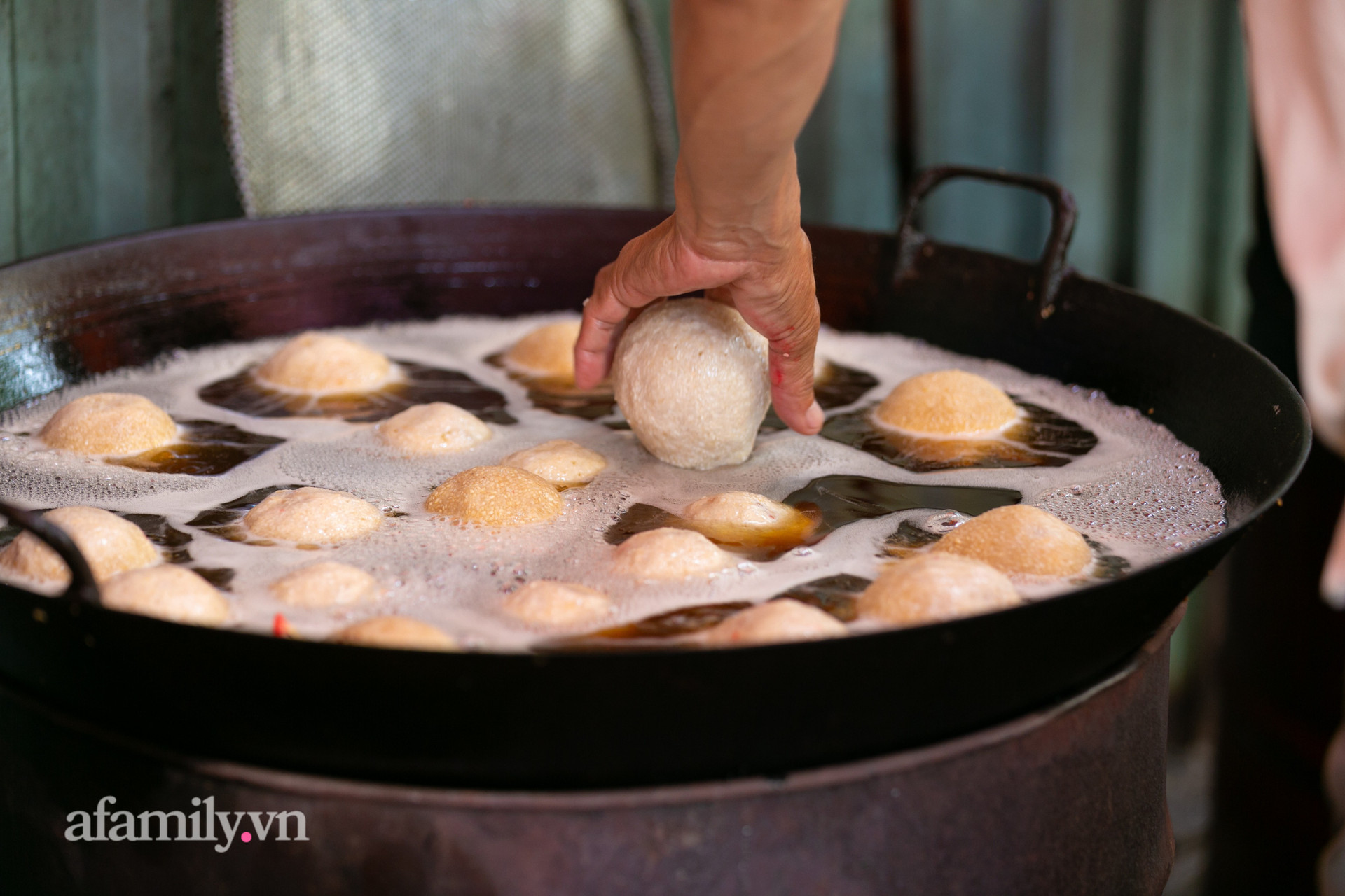 Độc đáo bánh lựu cầu duyên truyền thống của người Hoa ở Sài Gòn: Chỉ bán duy nhất một lần trong năm, 4 người phụ làm hơn 1.000 cái mà bán sạch trong 1 tiếng - Ảnh 8.