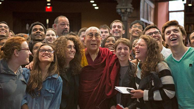  Một người bị trúng tên, mũi thứ 2 có gây đau đớn hơn mũi thứ nhất? Câu trả lời của Đức Dalai Lama khiến ai cũng tỉnh ngộ: Áp dụng vào cuộc sống càng thấy thấm thía hơn  - Ảnh 1.