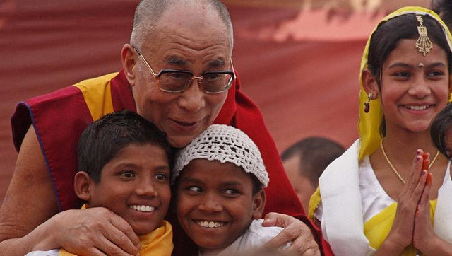  Một người bị trúng tên, mũi thứ 2 có gây đau đớn hơn mũi thứ nhất? Câu trả lời của Đức Dalai Lama khiến ai cũng tỉnh ngộ: Áp dụng vào cuộc sống càng thấy thấm thía hơn  - Ảnh 3.