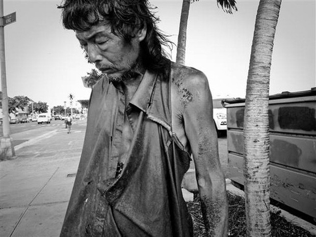 Đi chụp hình người vô gia cư, cô gái khóc nghẹn khi biết danh tính người đàn ông rách rưới trong bức ảnh mình vô tình chụp được - Ảnh 3.