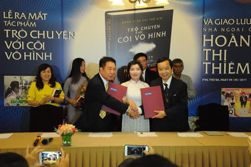 Sách First News 4 năm trước được Thái Hà Books tái bản: Giữ tựa cũ, bỏ tên First News và người chấp bút - Ảnh 1.