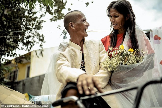 Bộ ảnh cưới của cặp vợ chồng vô gia cư gây sốt - 3