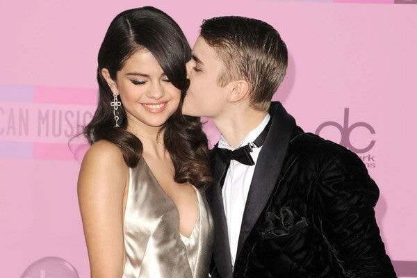 162731_cuoc_doi_lan_dan_cua_selena_gomez_tu_benh_tat_noi_tiep_den_duong_tinh_truan_chuyen_2.jpg