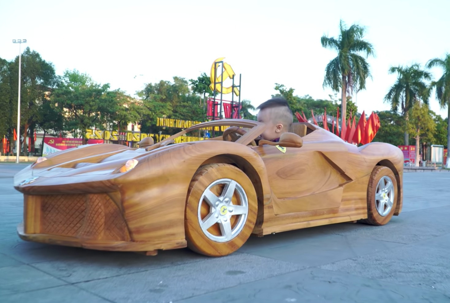 Chiếc Bugatti Centodieci bằng gỗ của anh thợ Việt gây sửng sốt trên báo Tây - 2