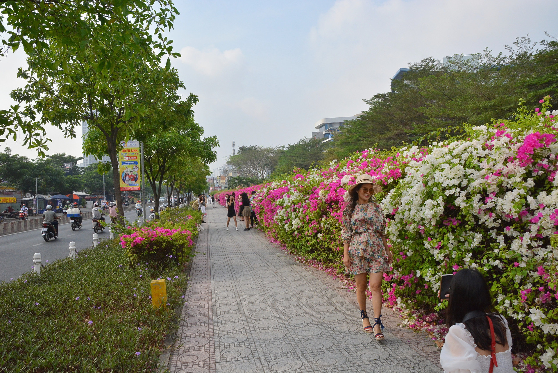 Giới trẻ tha hồ sống ảo bên tường hoa giấy cực đẹp ở Sài Gòn - 13