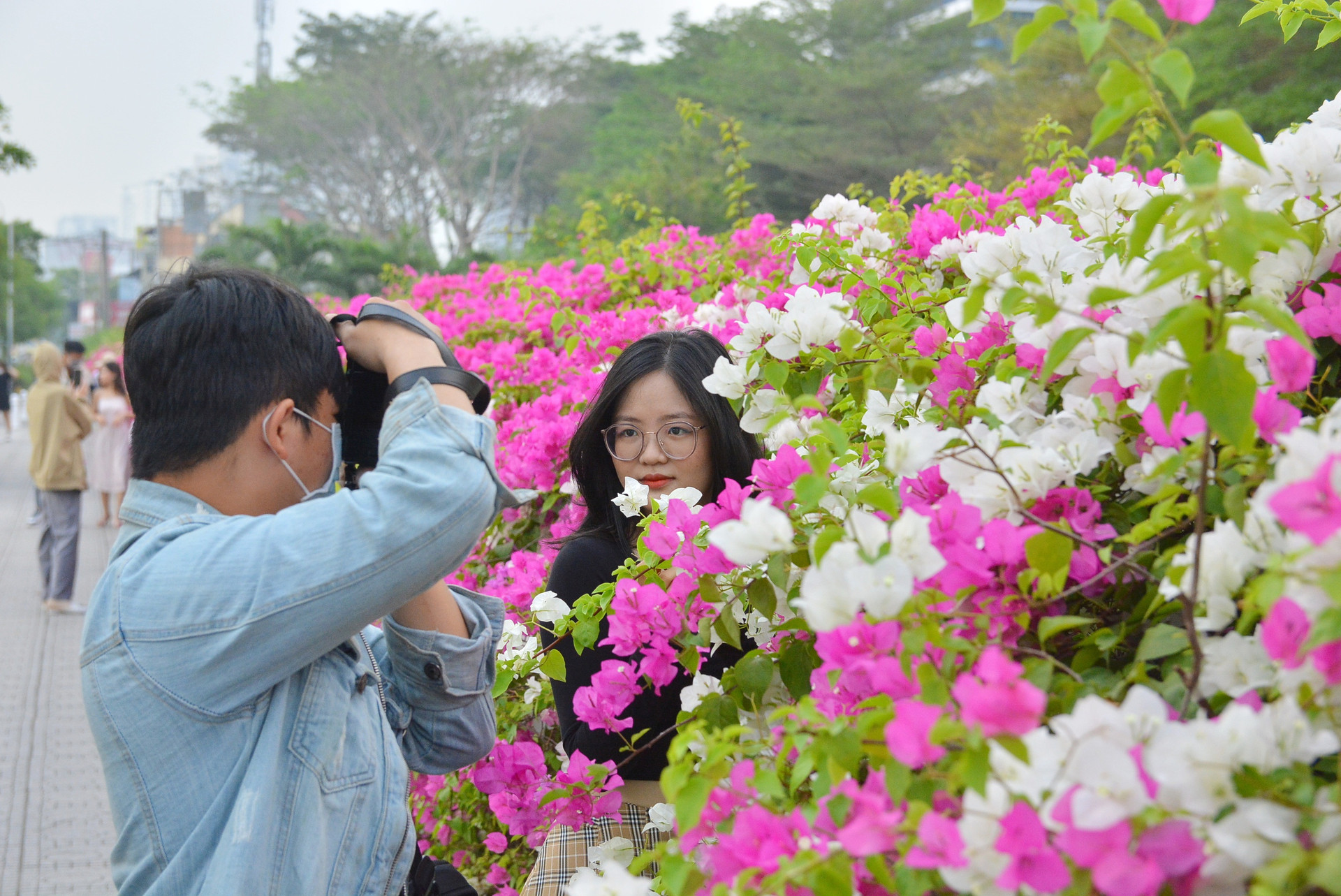 Giới trẻ tha hồ sống ảo bên tường hoa giấy cực đẹp ở Sài Gòn - 8