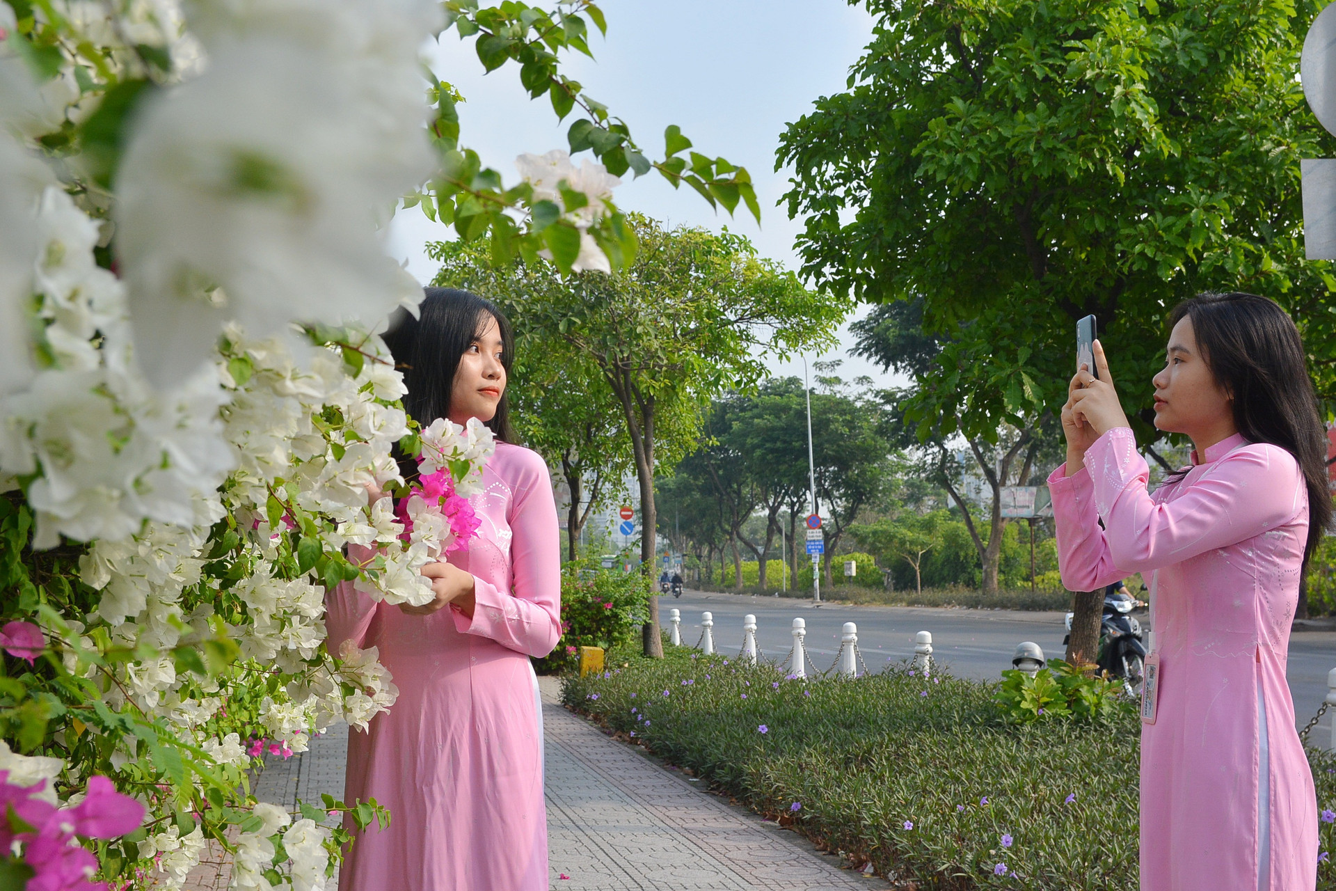Giới trẻ tha hồ sống ảo bên tường hoa giấy cực đẹp ở Sài Gòn - 9