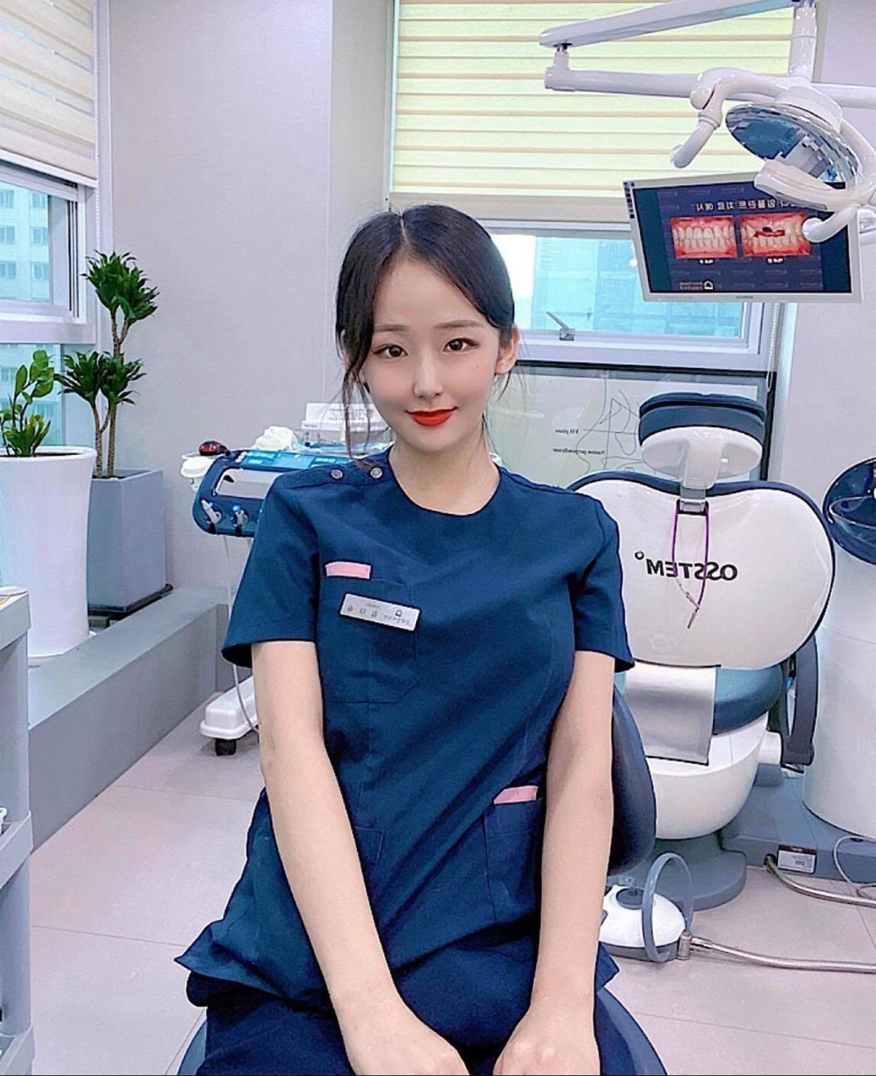 Nữ bác sĩ gợi cảm nhất bệnh viện đại học xứ Hàn chuộng bikini - 1