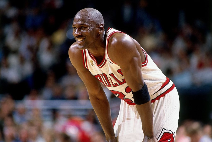 Michael Jordan: 20 năm trước đi bán quần áo, 20 năm sau tên tuổi vang vọng mỗi một góc trên thế giới - Ảnh 2.