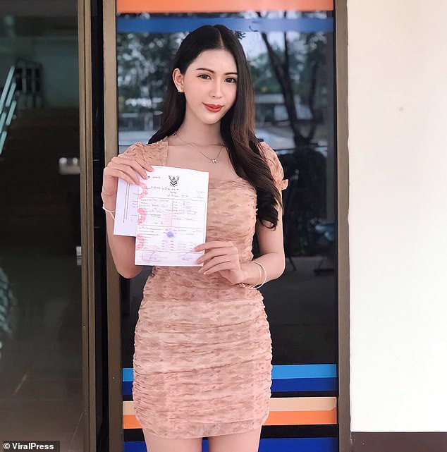 Các người đẹp chuyển giới Thái Lan đi khám sức khỏe nghĩa vụ quân sự - 10