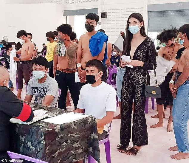 Các người đẹp chuyển giới Thái Lan đi khám sức khỏe nghĩa vụ quân sự - 3