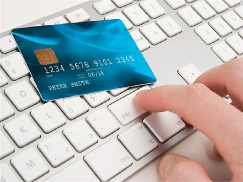 Giữa vay cá nhân và quẹt thẻ tín dụng thì bạn nên sử dụng hình thức nào để có lợi hơn? - Ảnh 1.