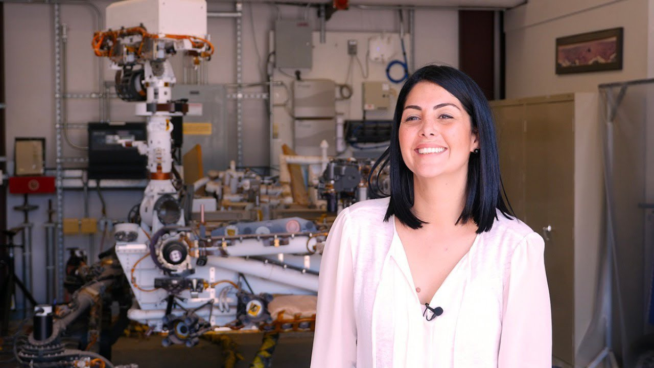 Đến Mỹ với 300 đô la, cô gái trở thành kỹ sư NASA - 2