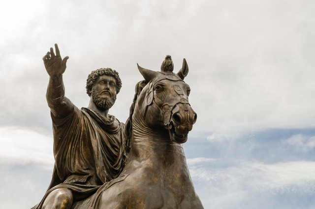  Bài học hàng nghìn năm vẫn đúng của 1 vị hoàng đế La Mã, 1 thống tướng và 1 nhà văn bị liệt: Giữa muôn trùng giông bão, mắt bão hóa ra là nơi bình yên nhất  - Ảnh 1.