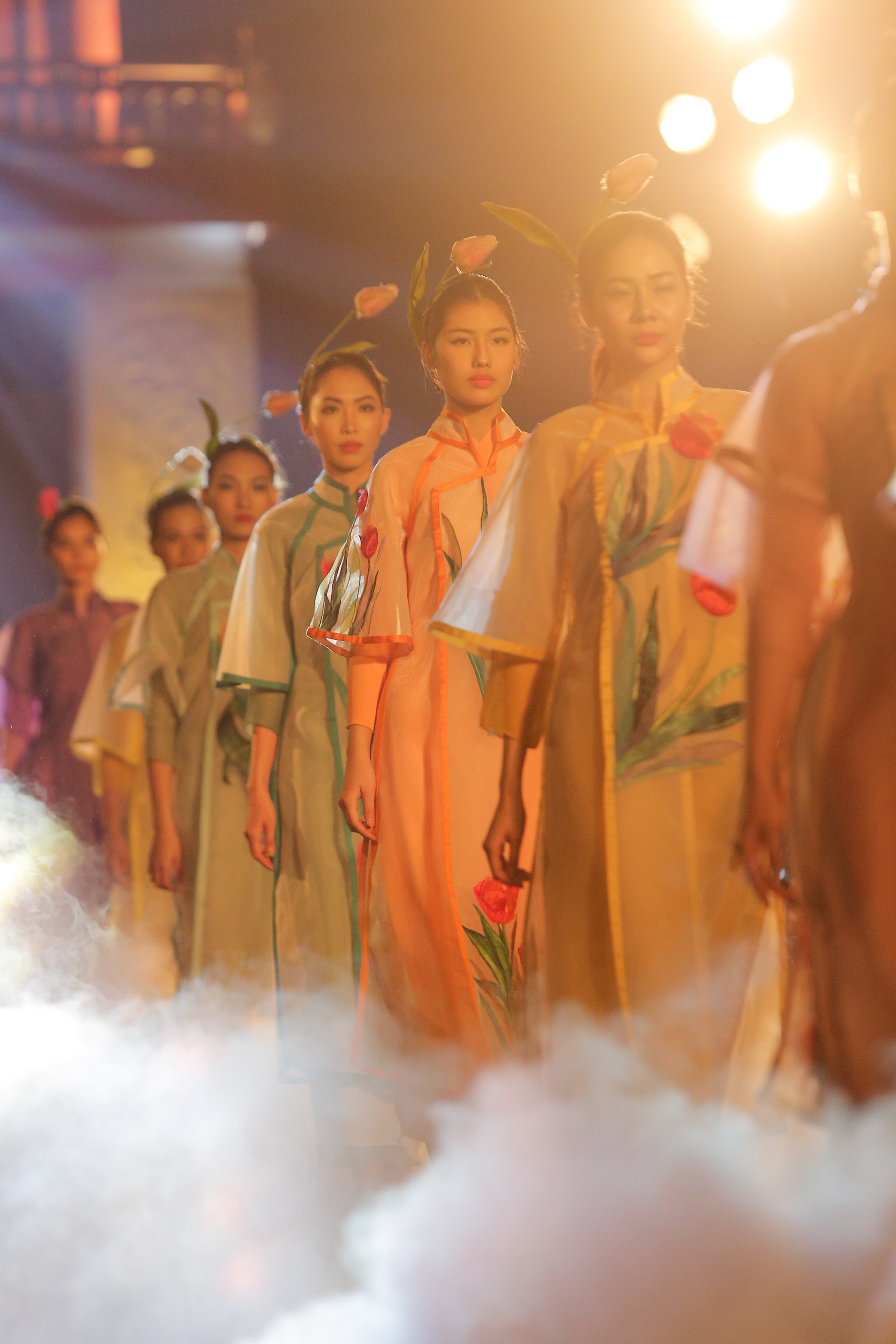 Tự hào Thế giới trong tà áo dài Việt - 16