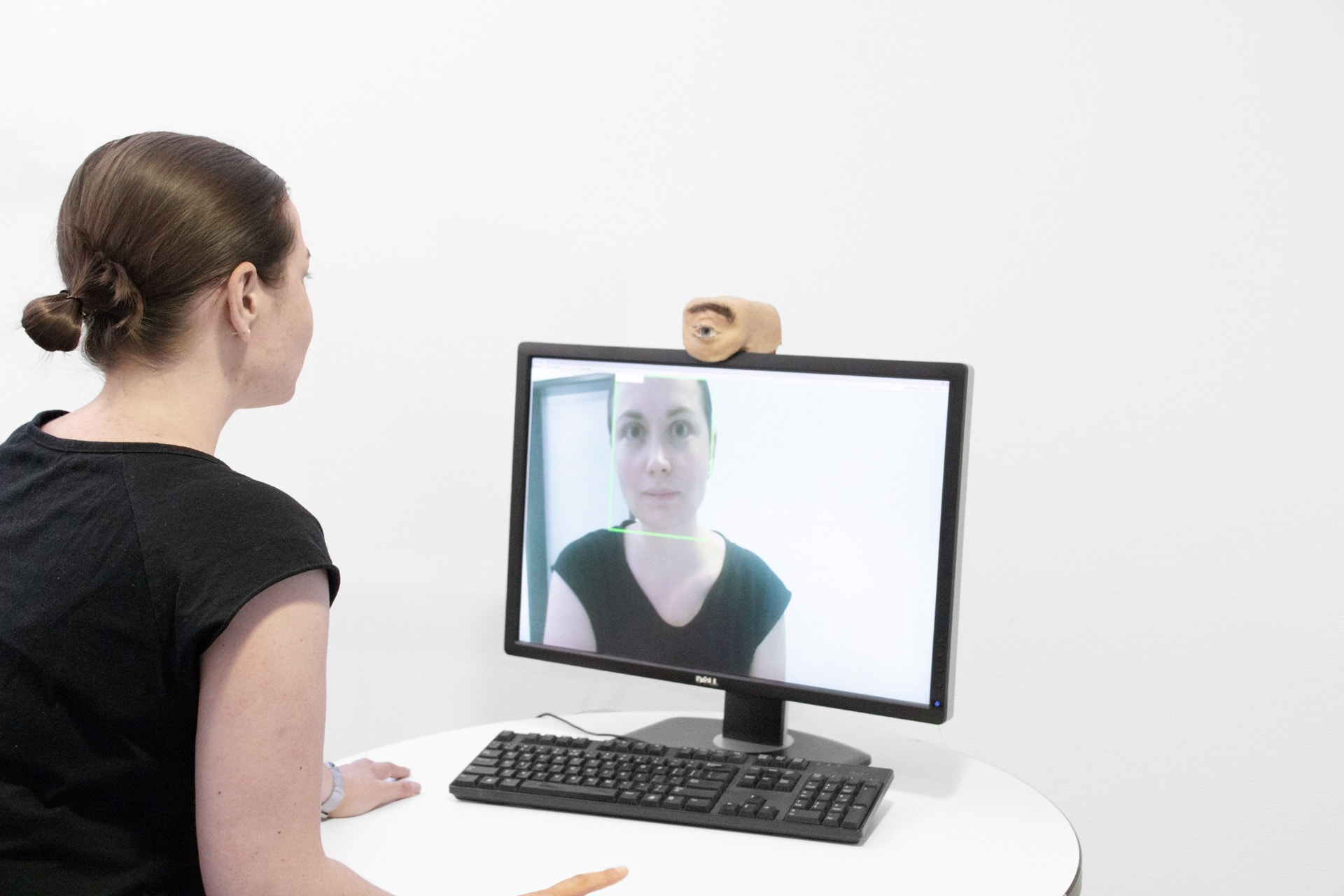 Chiếc webcam kì dị có thiết kế giống mắt người, biết chớp mắt, liếc nhìn - 5
