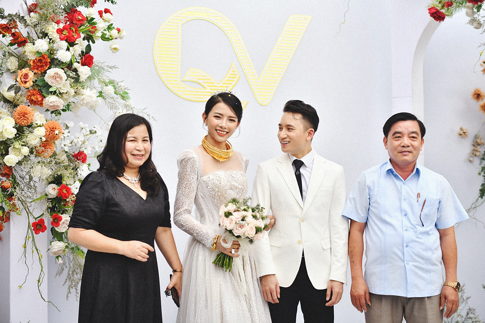Phan Mạnh Quỳnh cưới hotgirl: Cô dâu diễm lệ, chú rể hát Vợ người ta  - 8